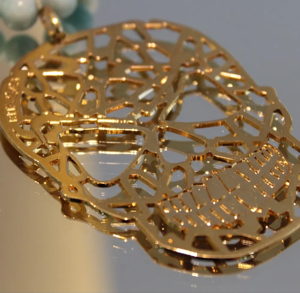 Rita&Zia — Sautoir avec pierre d’amazonite avec un pendentif doré symbole tête de mort, vue 2