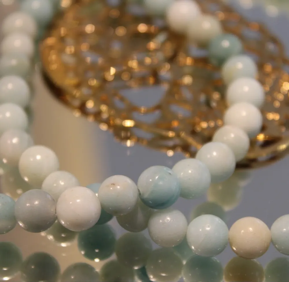 Rita&Zia — Sautoir avec pierre d’amazonite avec un pendentif doré symbole tête de mort, vue 3
