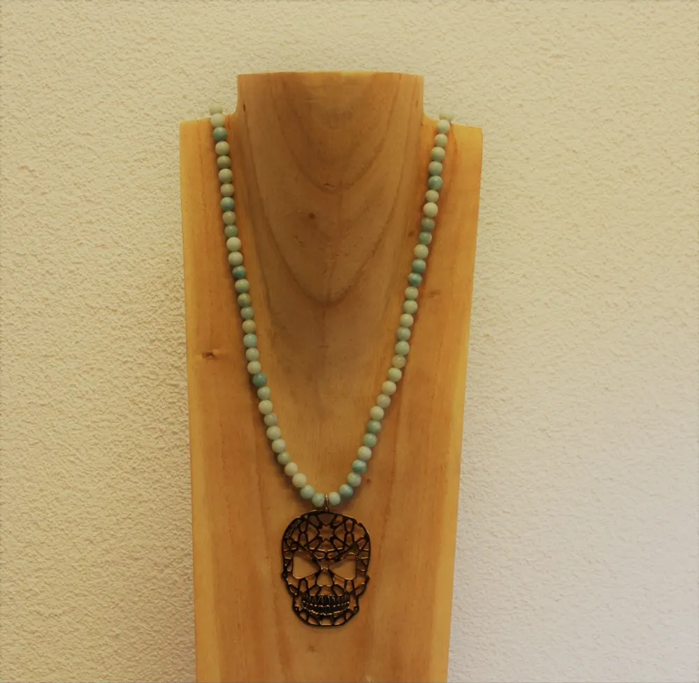 Rita&Zia — Sautoir avec pierre d’amazonite avec un pendentif doré symbole tête de mort, vue 5