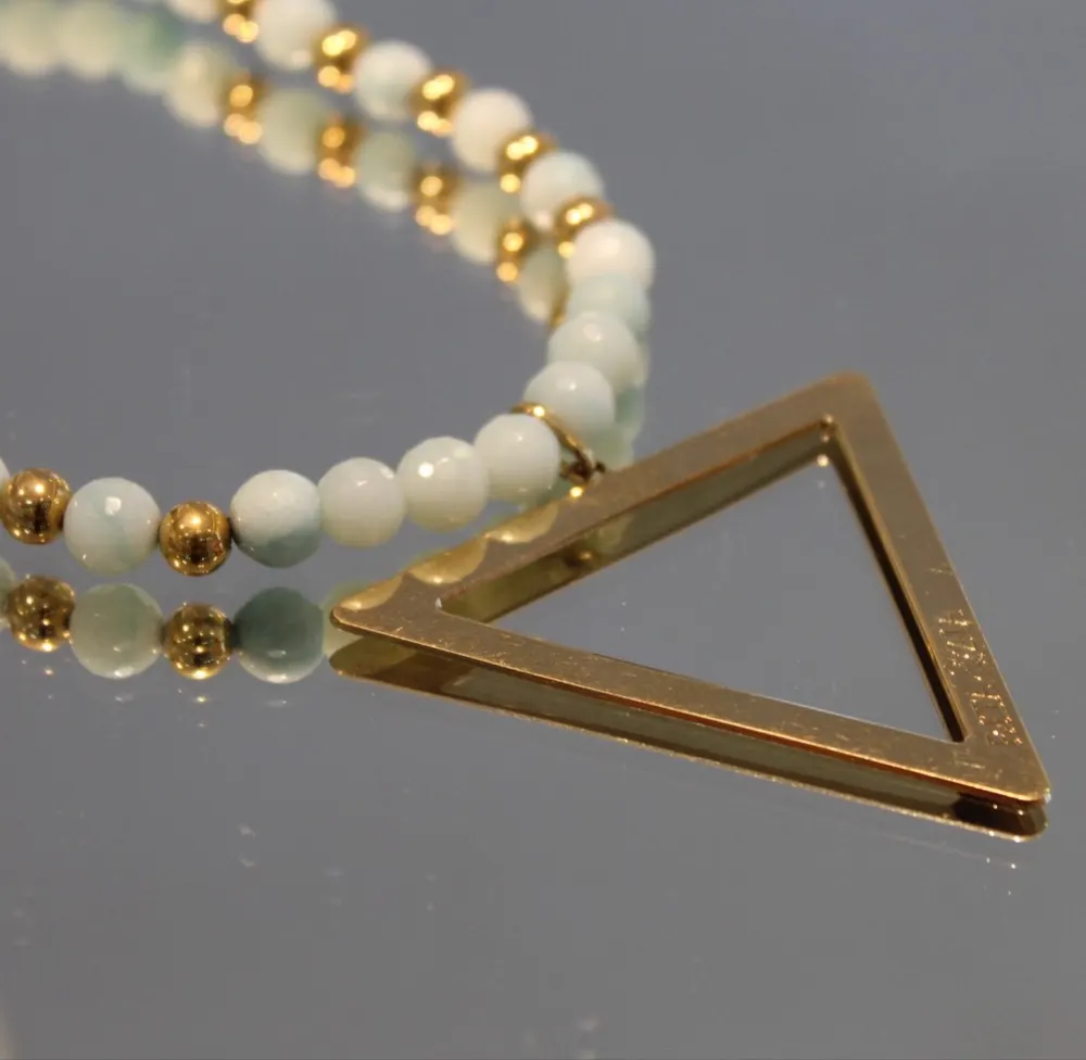 Rita&Zia — Sautoir avec pierre d’amazonite avec un pendentif doré triangle
