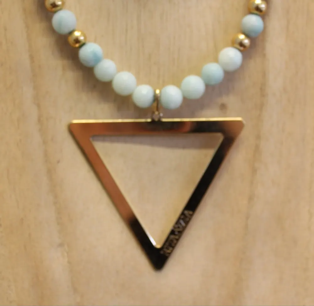 Rita&Zia — Sautoir avec pierre d’amazonite avec un pendentif doré triangle, vue 2