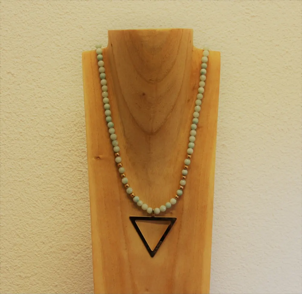 Rita&Zia — Sautoir avec pierre d’amazonite avec un pendentif doré triangle, vue 3